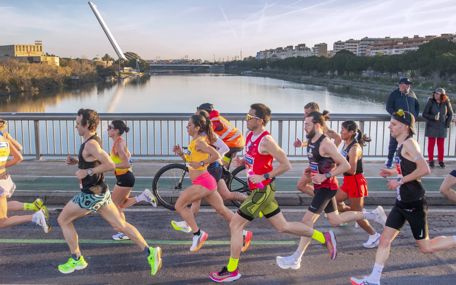 Zwei Brücken prägen die Strecke entlang des markanten Flusses Guadalquivir.