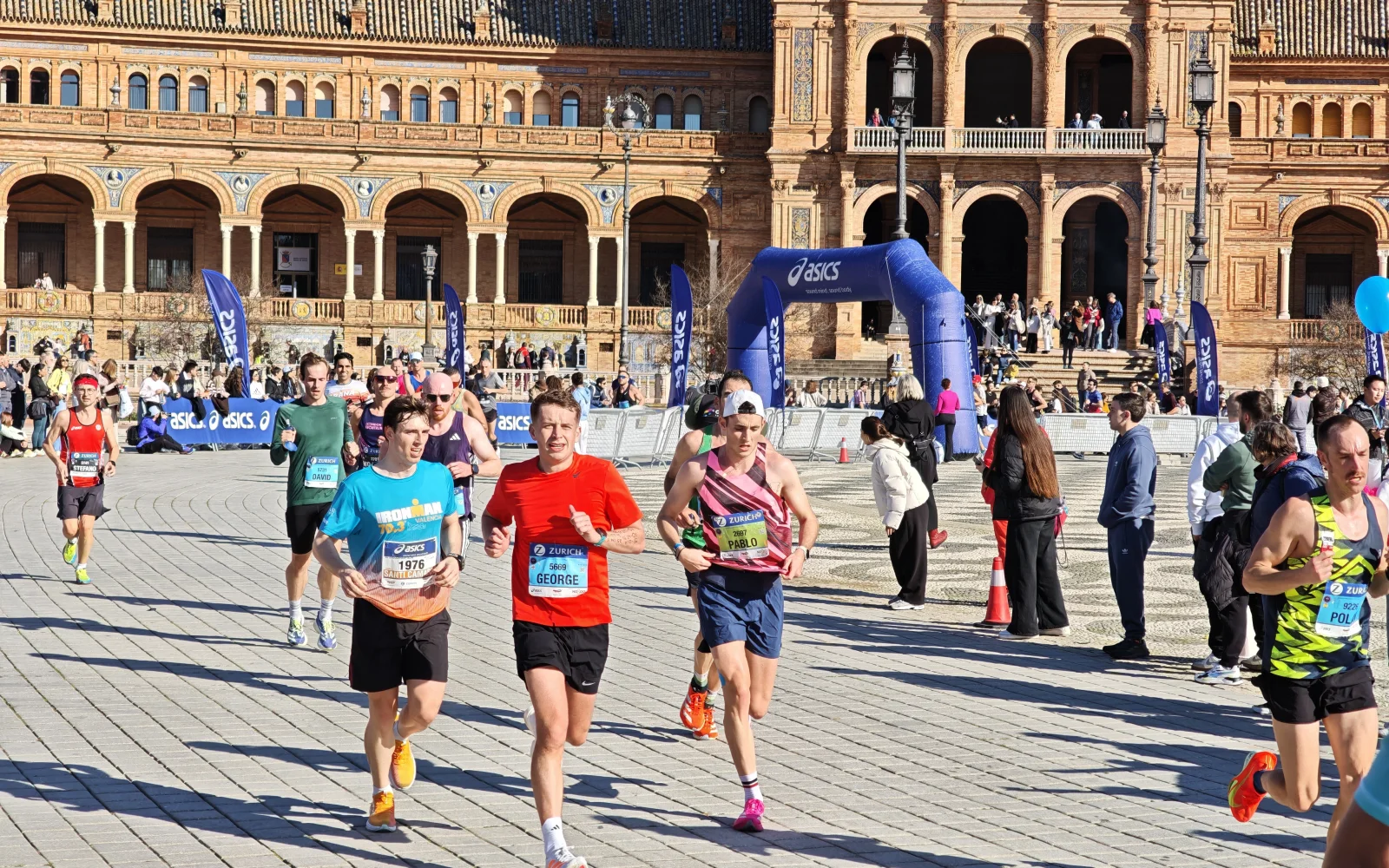 Der Lauf verbindet etliche Stadt-Higlights. Hier der Spanische Platz. 