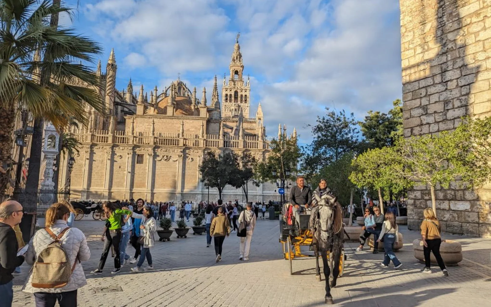Reiseauftakt durch die Altstadt von Sevilla, mit Tapas und einem Weinchen