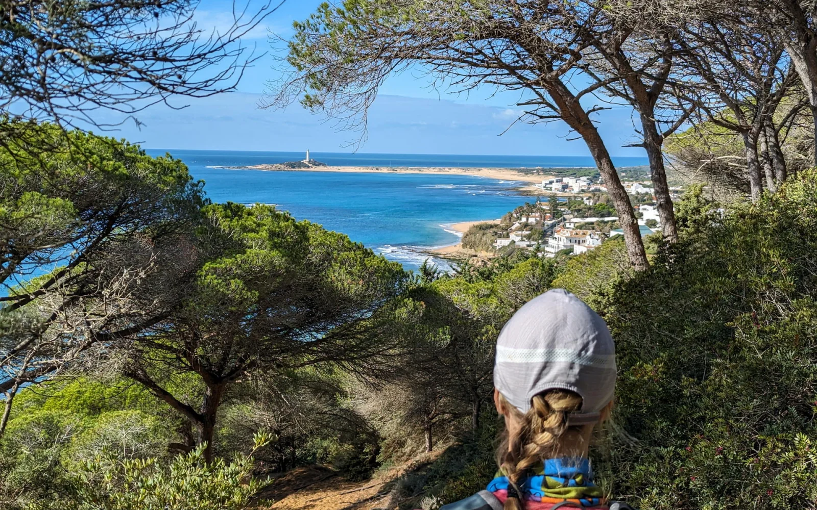 Hinunter zum Sandstrand und zum geschichtsträchtigen Leuchtturm Trafalgar.