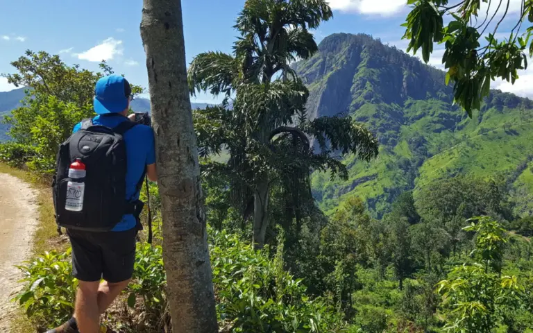 Blick vom Little Adam’s Peak zum Ella Rock, dem Wanderwahrzeichen der Insel