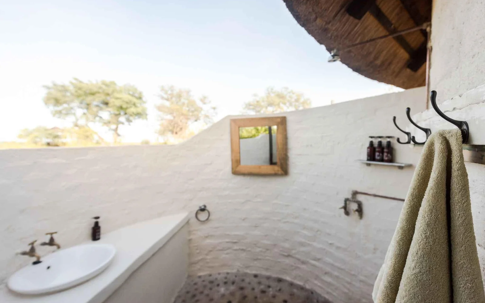 Ein ganz anderes Badezimmer-Gefühl erleben. (© Africa On Foot)