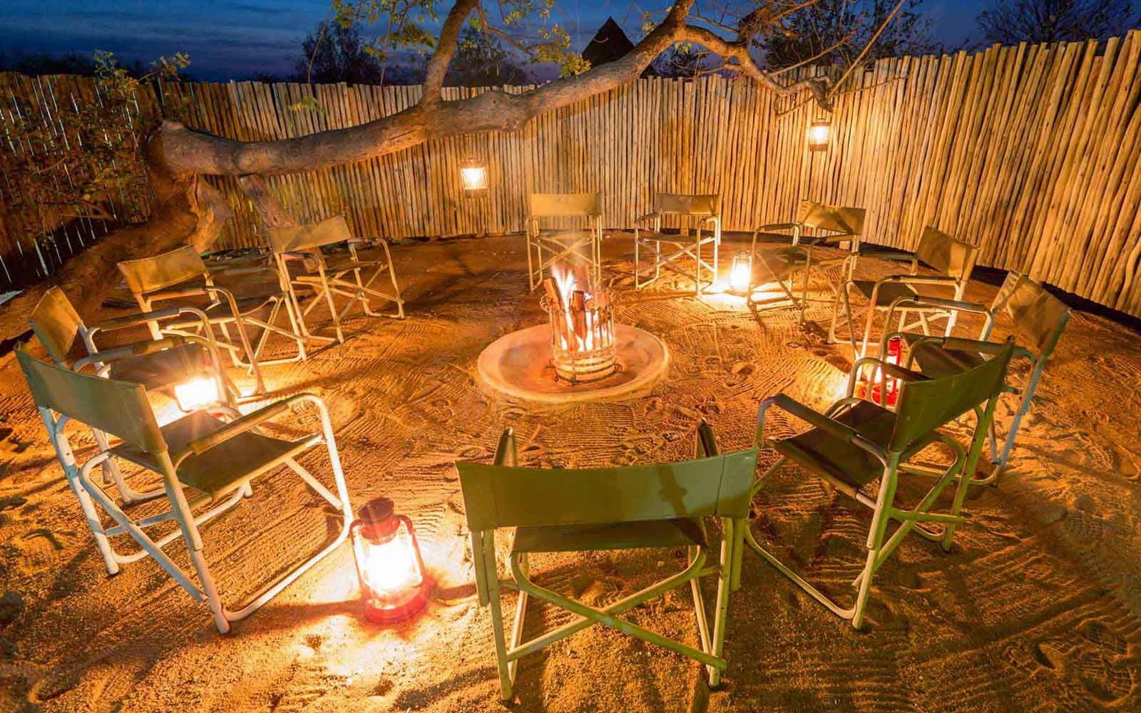 Die Boma des Camps ist Treffpunkt nach einem erfolgreichen Safari-Tag.  (© Africa On Foot)