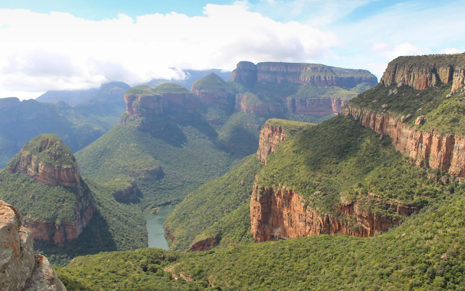 Blyde River Canyon, der drittgrößte Canyon der Welt, ist bis zu 800 m tief