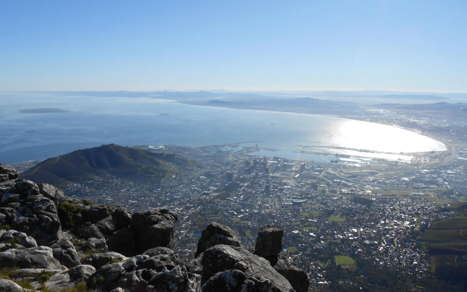 Ausblick vom Tafelberg mit Robben Island im Hintergrund