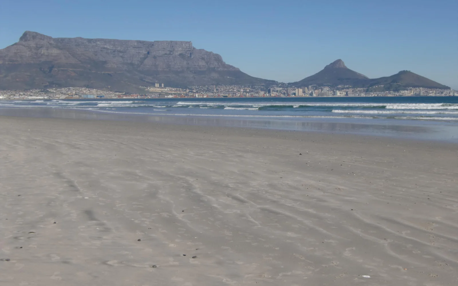 Blick auf den Tafelberg mit Lions Head und Signal Hill