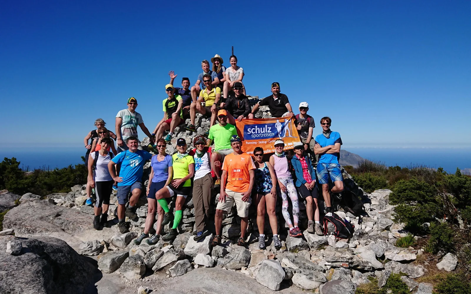 Auf dem höchsten Punkt des Tafelberg, dem Maclear’s Beacon auf 1087m ü.d.M.. Hier mit unserer fantastischen Reisegruppe 2018 .