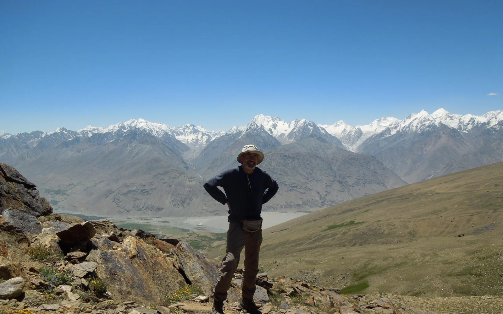 Sie fahren durch den tadschikischen Teil des Wachan-Korridors mit Panoramablick auf den Hindukusch