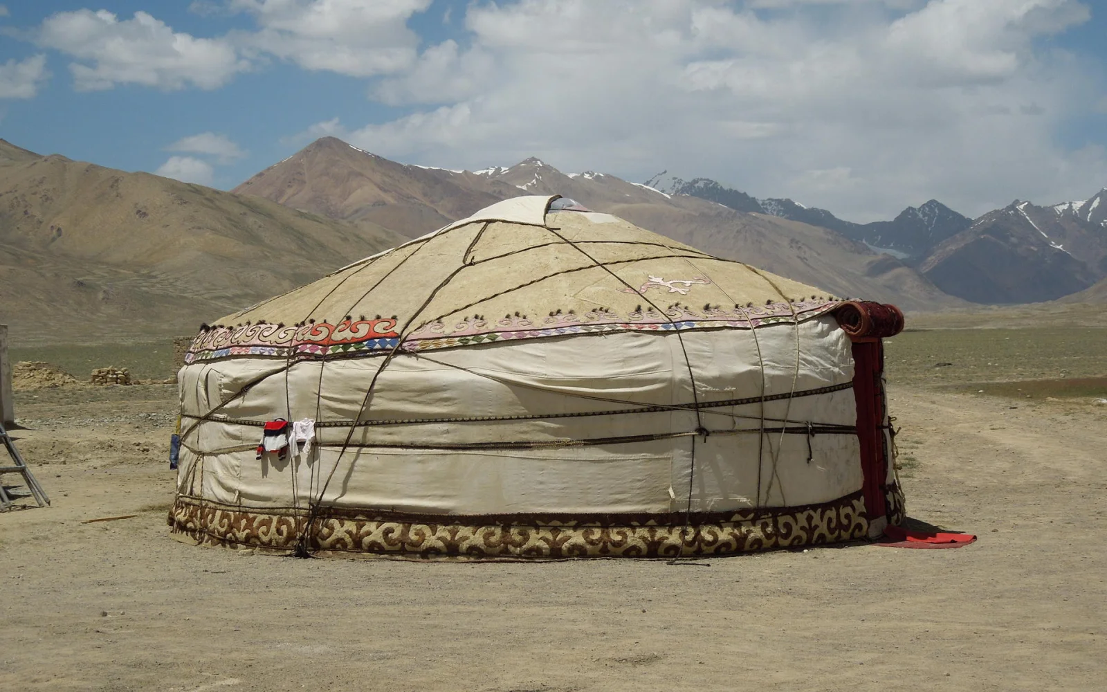 Im Ostpamir leben viele kirgische Nomaden noch in den traditionellen Jurten