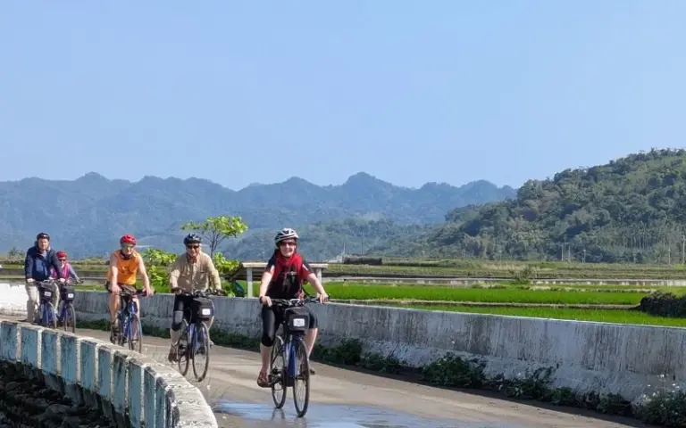 Fahrradtour zwischen Reisfeldern und entlang der wilden Ostküste