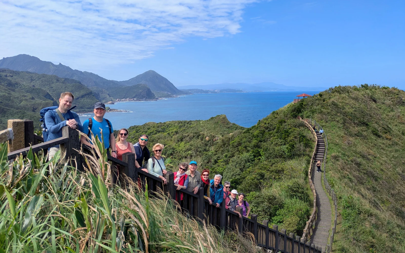 Unsere 12er-Gruppe bei der Küstenwanderung nordöstlich von Taipeh