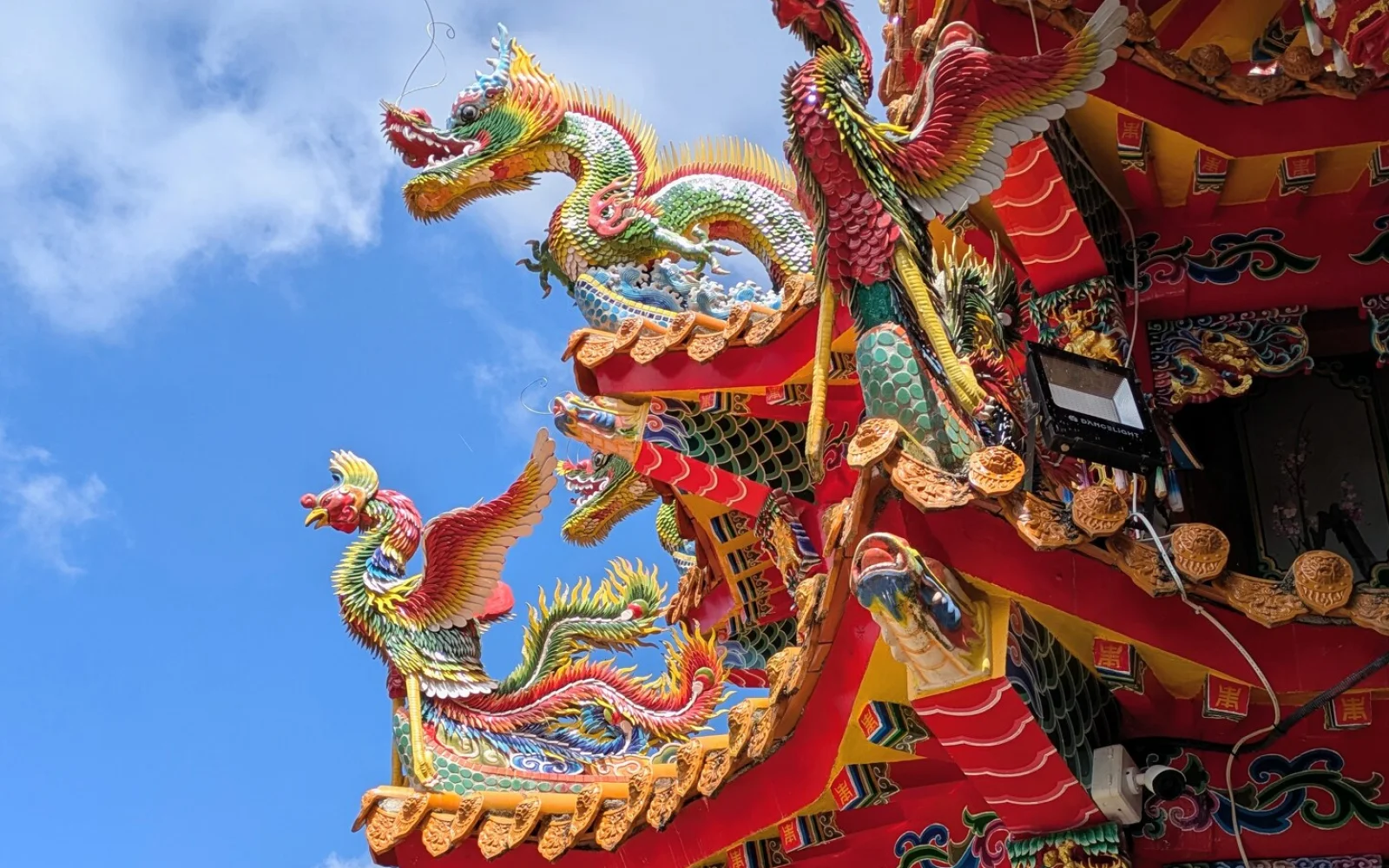 Farben, Drachenornamente und geschwungene Dächer – typisch für den taiwanesischen Tempelstil.