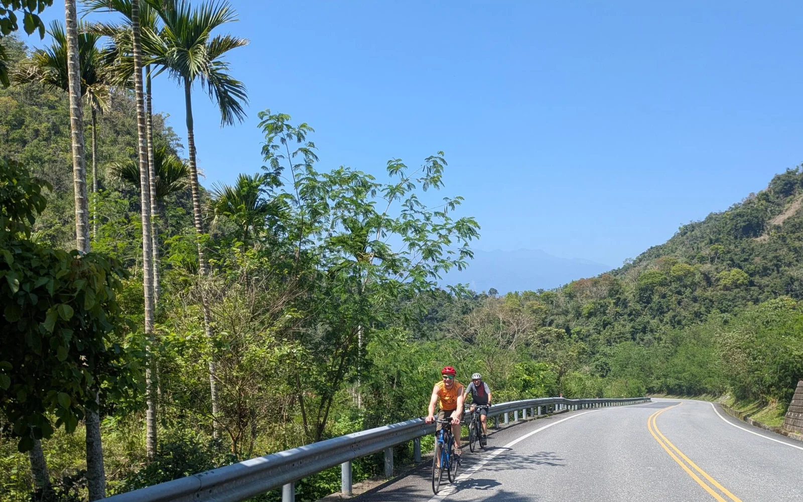 Mit dem Rad hinauf zum Pass, wahlweise mit E-Bike-Unterstützung