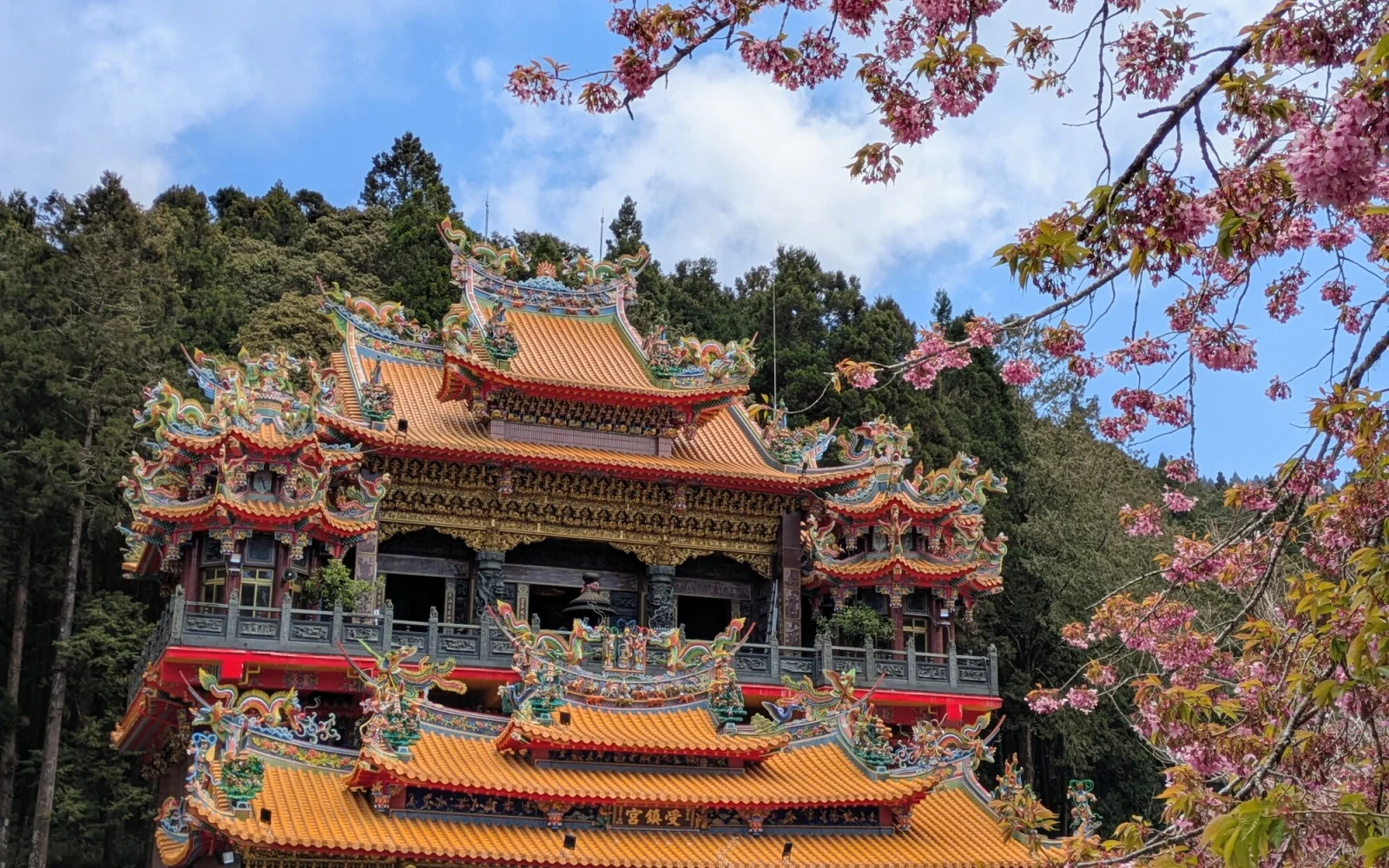 Traditioneller Tempelstil in Taiwan – kunstvoll, farbenprächtig und voller Symbolik