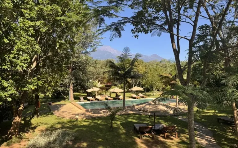 Anreise zur Lodge am Fuße des Mount Meru und Begrüßungsessen