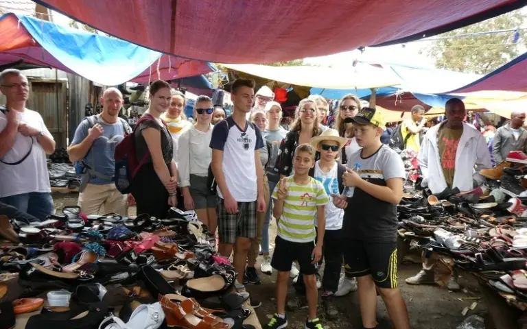 Wochenmarkt Tengeru und Besuch von tansanischen Familien