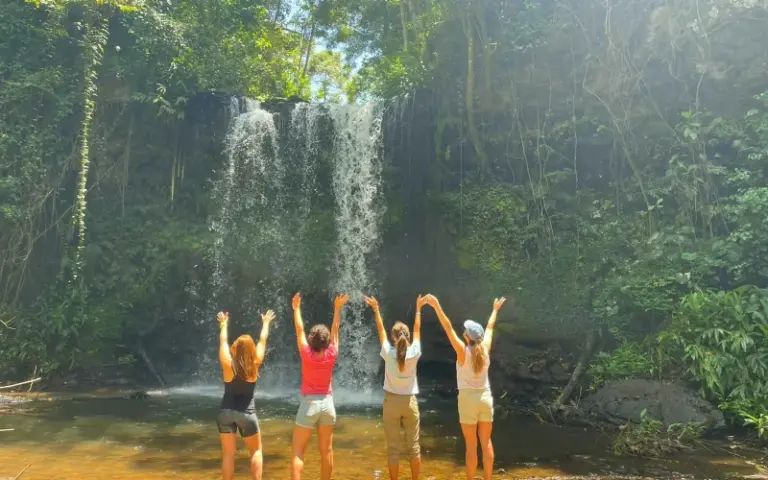 Wandern am Fuße des Kilimanjaros zum Wasserfall und Besuch der Chaggas