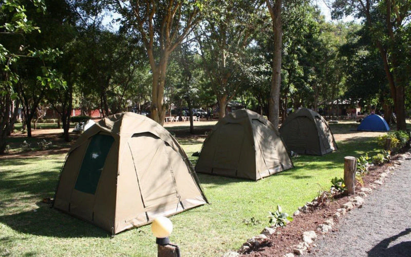 Sie übernachten auf Campingplatzen in 2-Personen-Zelten oder...