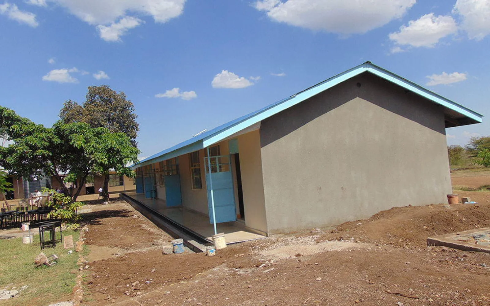 Komplette  Renovierung Schulgebäude mit 4 Klassenräumen an der Sekundarschule Kikwe