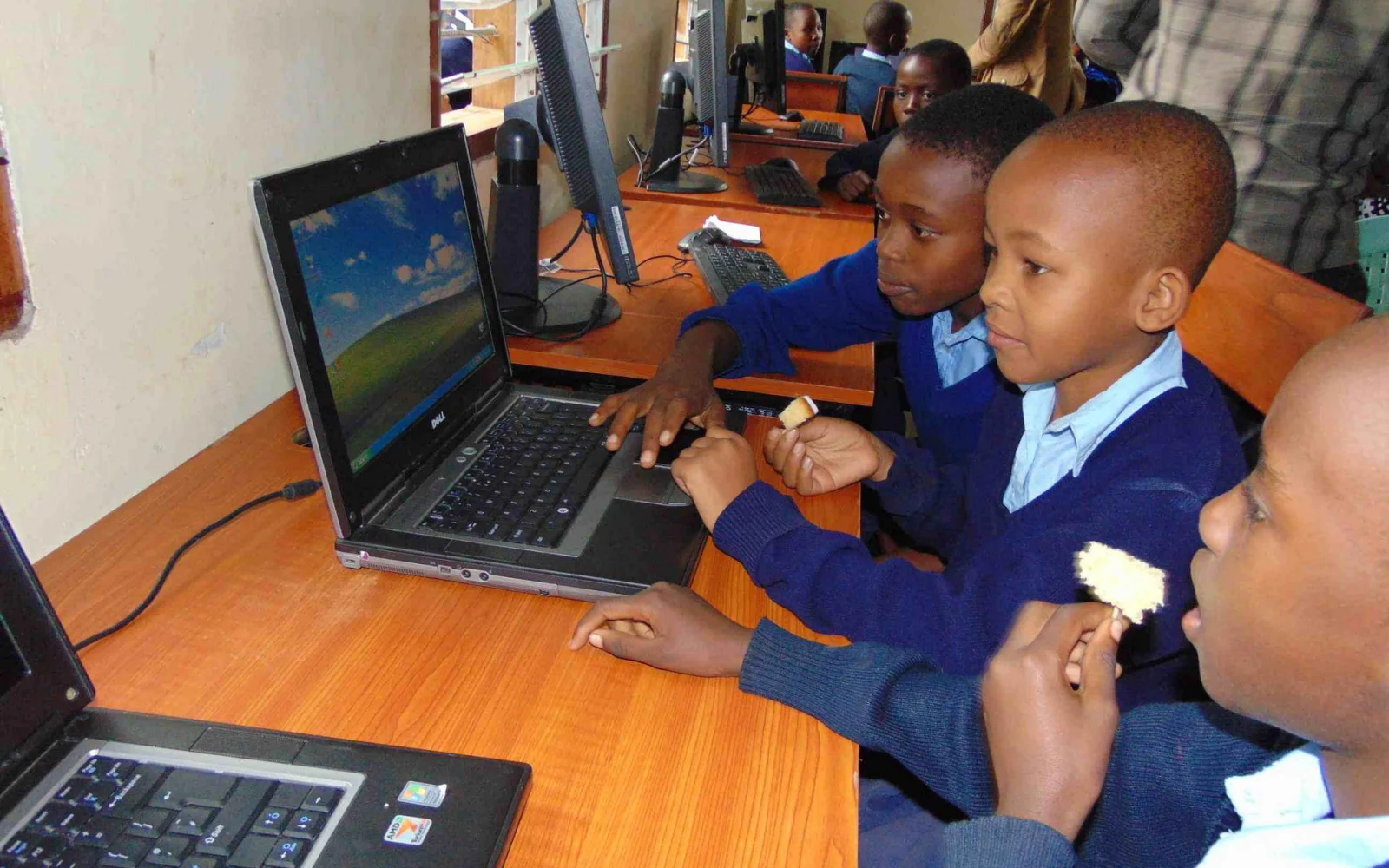 Seitdem erhalten Schüler auch Grundkenntnisse im Umgang mit der Computertechnik 