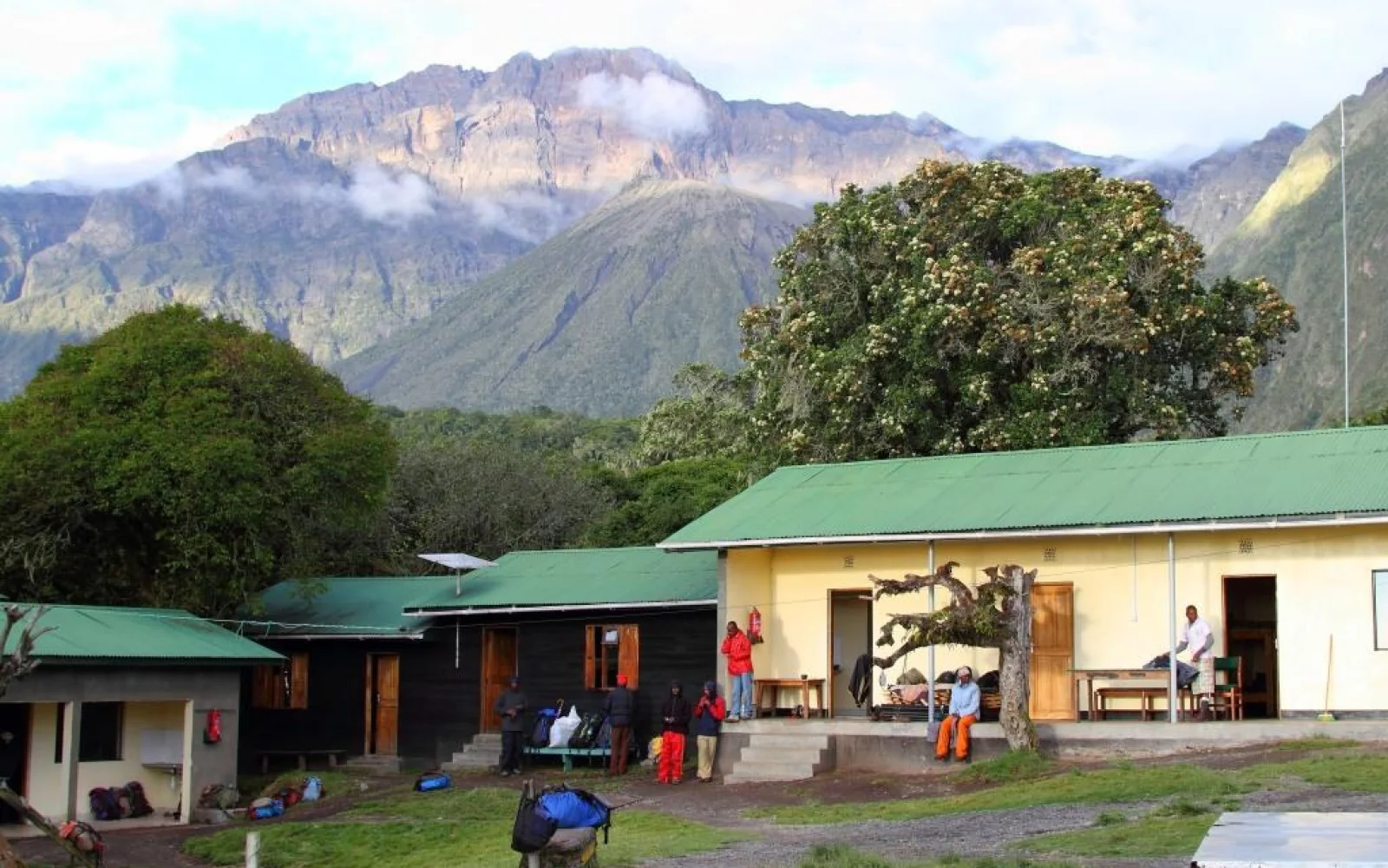 Sie übernachten in rustikalen Berghütten (hier Miriakamba Hut) mit grandiosem Ausblick gen Mt. Meru und Kili