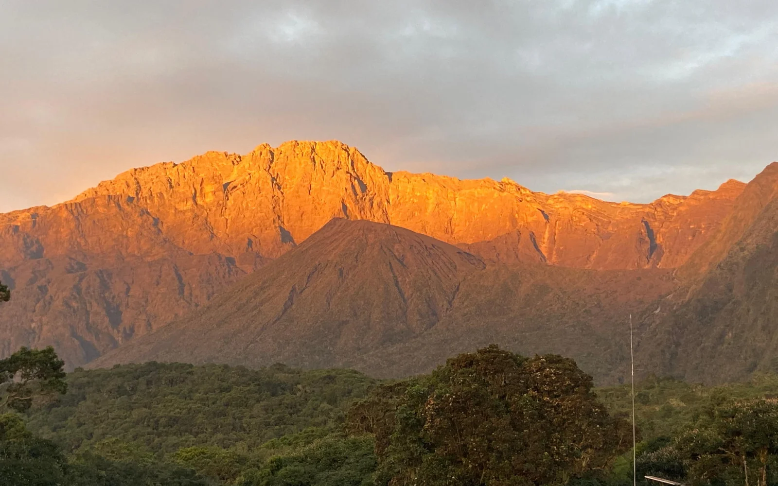 Zum Sonnenaufgang wirken die Massive malerisch