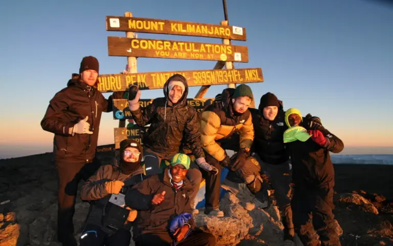 Der Uhuru-Peak. Beste Laune mit Gipfelschild im Rücken