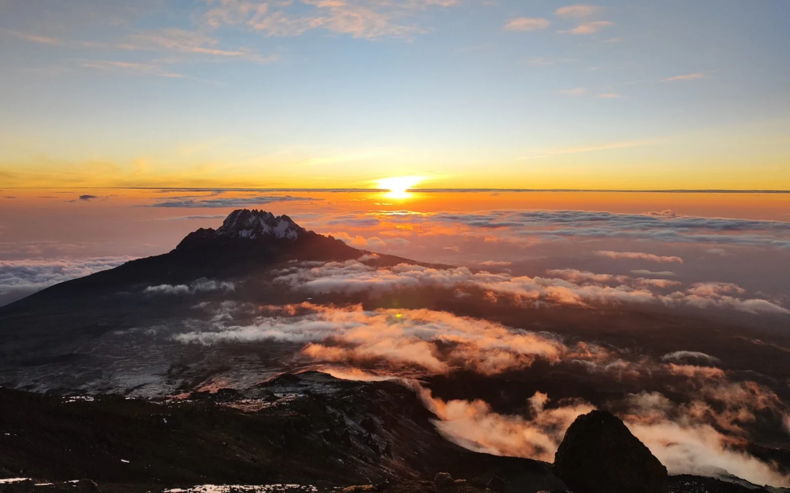 Pünktlich zum Sonnenaufgang sind Sie auf dem Uhuru Peak