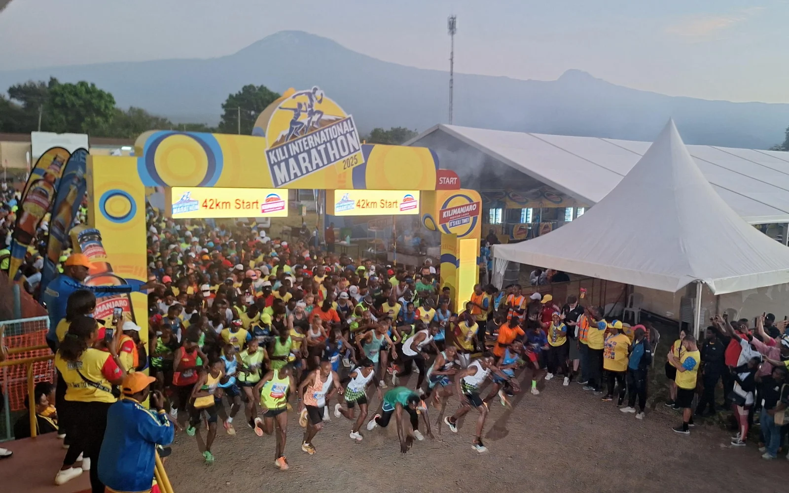 Sonnenaufgang, Spannung, Startschuss! Um 6:30 Uhr geht's los beim Kilimanjaro Marathon in Moshi