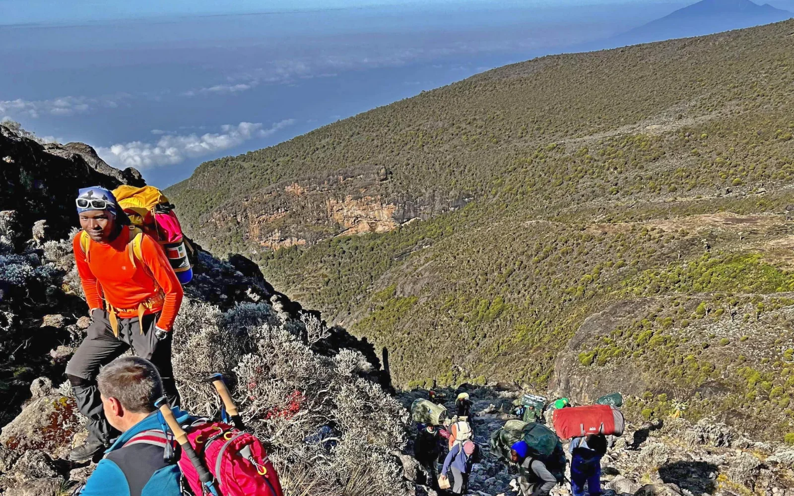 Auf der Lomsho Route zum Gipfel: Herausforderung Barranco Wall - Teamwork, Technik und der Weg nach oben