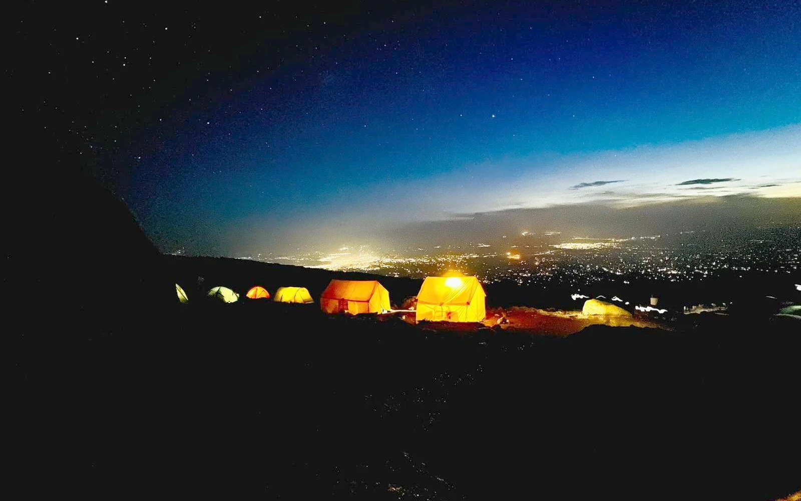 Abendstimmung im Karanga Camp (4.000m) - majestätischer Blick auf Moshi 