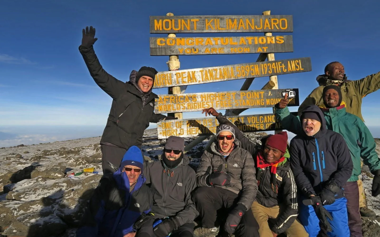 Den Gipfel Uhuru Peak auf 5.896 Meter Höhe erreicht - ein Traum ist war geworden