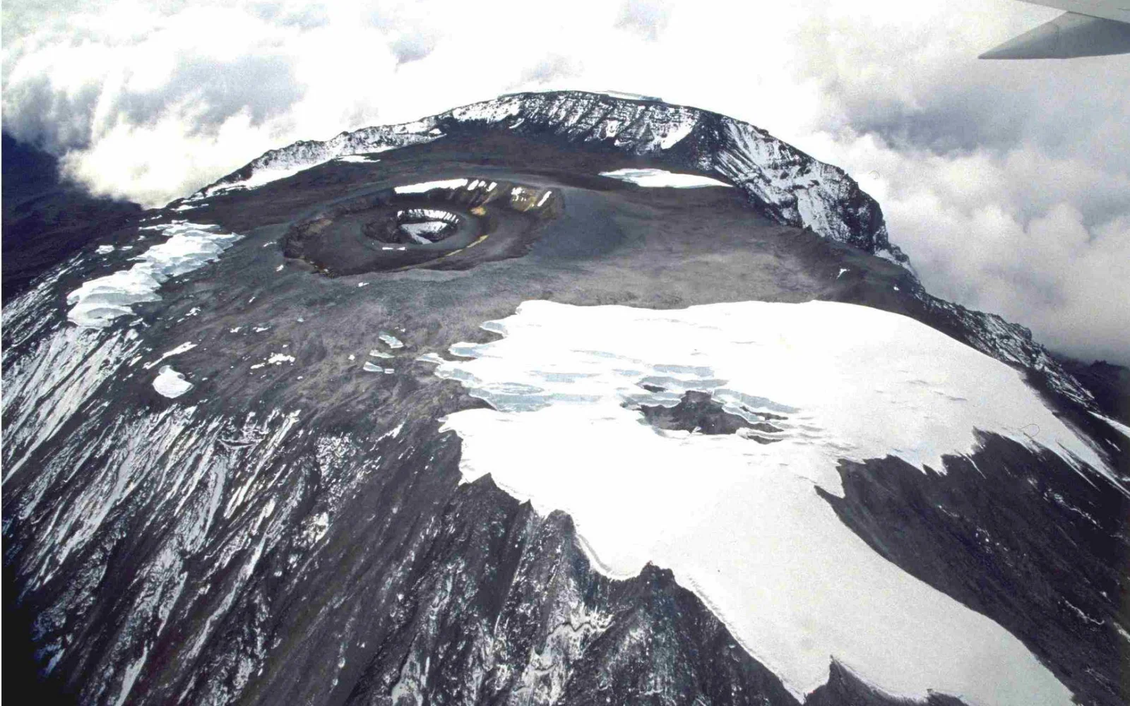 Unsere Leidenschaft seit über 20 Jahren; Majestätischer Kilimanjaro - Blick aus dem Flieger vom 26. Januar 2001 - einfach einmalig und schön