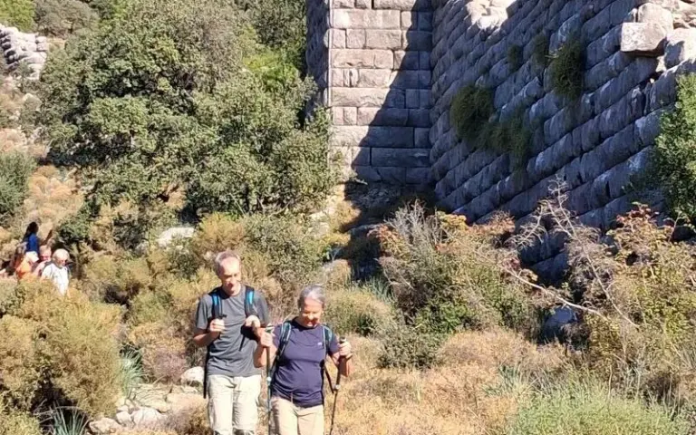 Die antike Küstenstadt Aperlai und entspanntes Yoga an Bord