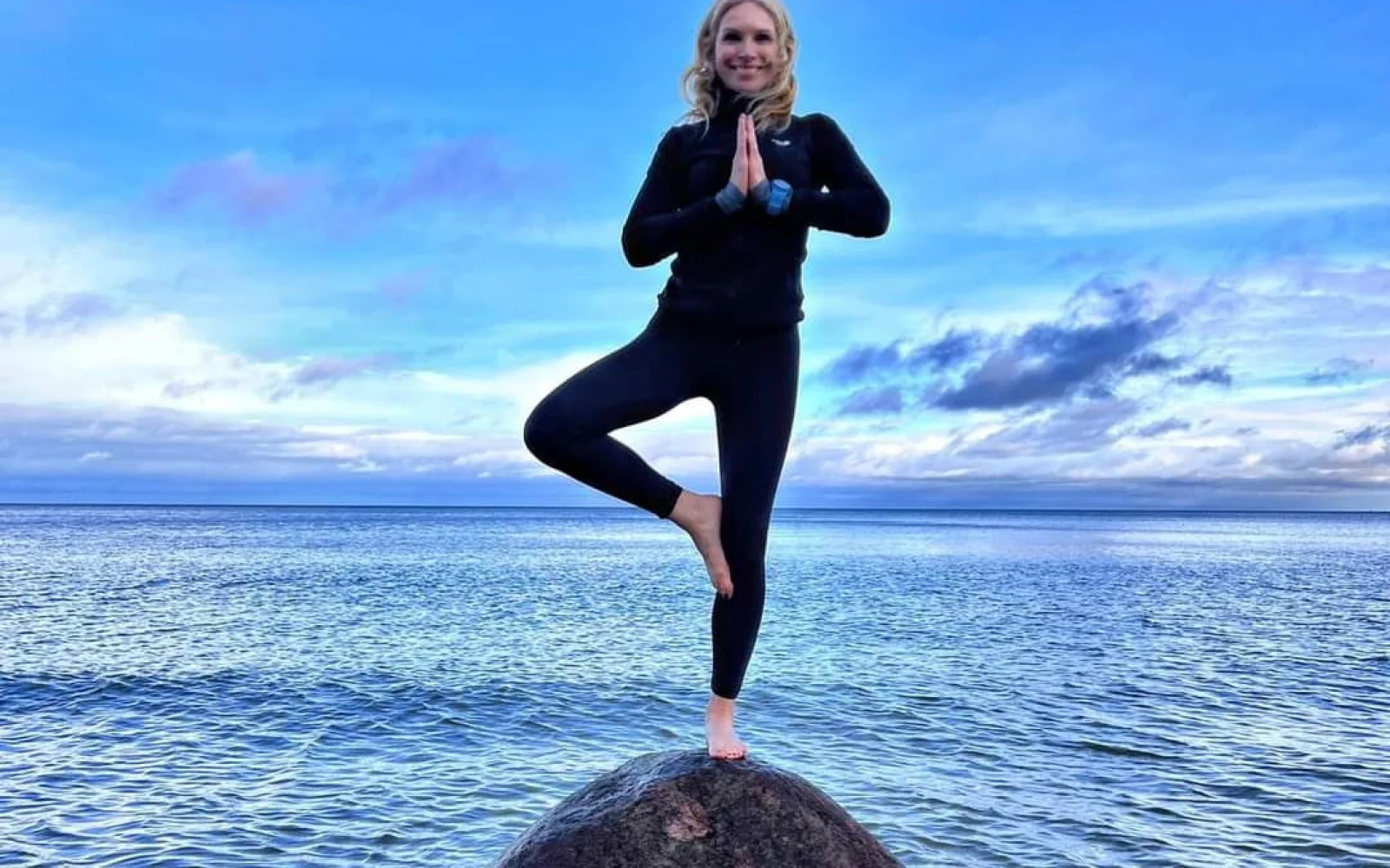Yoga-Übungen begleitet von Meeresrauschen