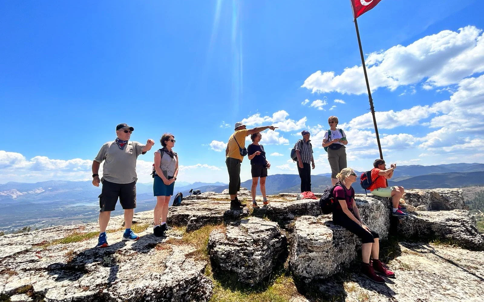 Auf dem Bergsporn hoch oberhalb des Karacaören-See mit Blick über die Taurus-Region. (Foto April 2023)