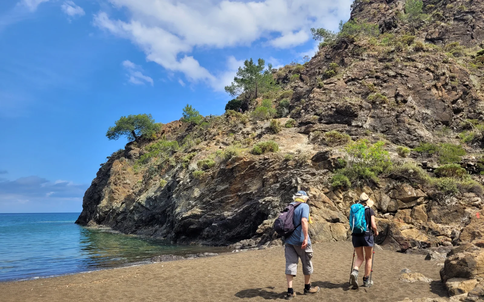 Strandabschnitte sind Teil der Küstenwanderungen und laden zum Fußbad ein