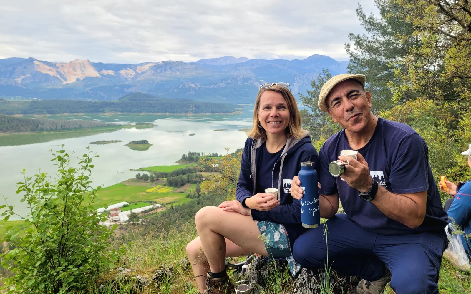 Reiseleiter Mehmet und Produktmanagerin Yvonne oberhalb der Karacöeren Seen