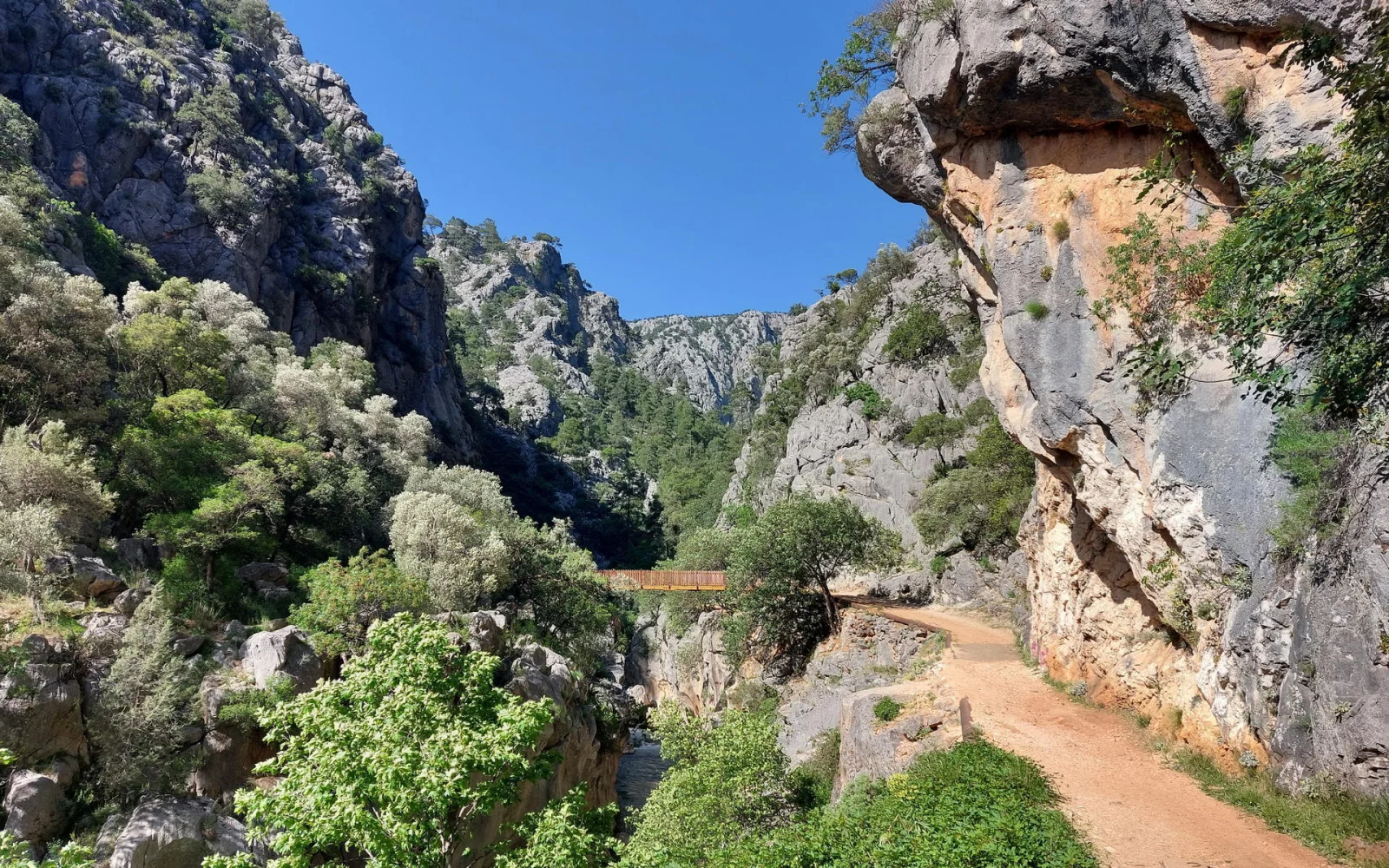Der Yazili-Canyon beeindruckt mit seinem türkisen Farbenspiel und steht im Kontrast zu den in die Höhe ragenden, grauen Felsformationen