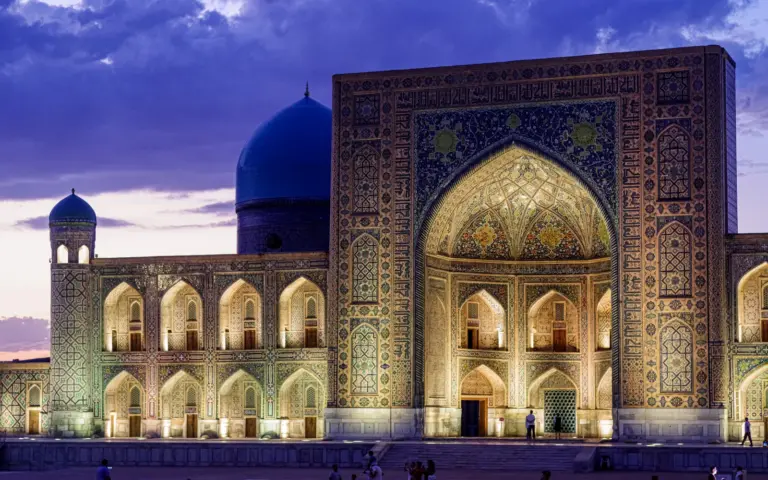 Willkommen am Registanplatz in Samarkand - Startpunkt Ihrer Reise 