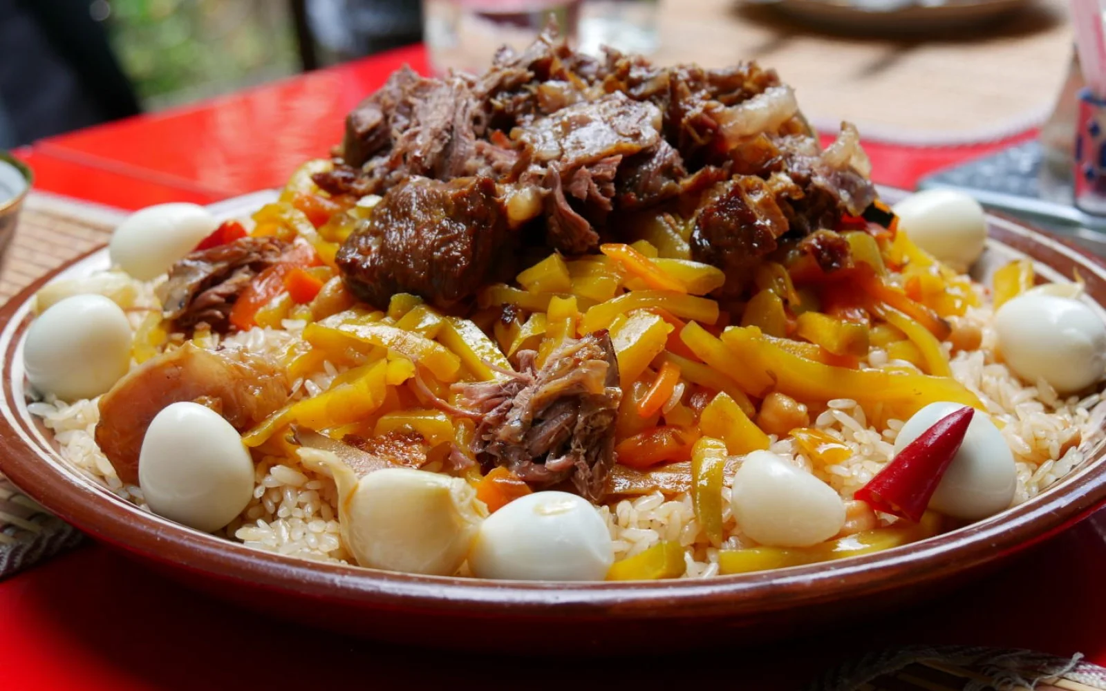 Gemeinsam kochen Sie im Nurataugebirge das Nationalgericht Plov