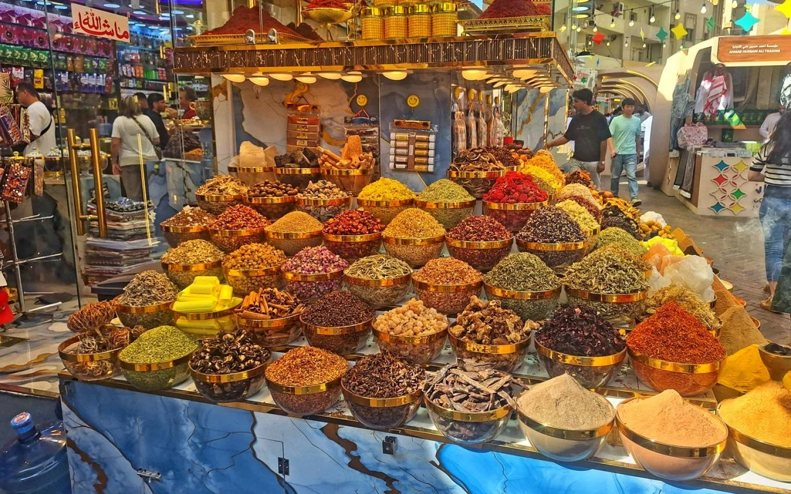 Tauchen Sie ein in die Welt der Düfte und Farben auf Dubais Gewürzmarkt