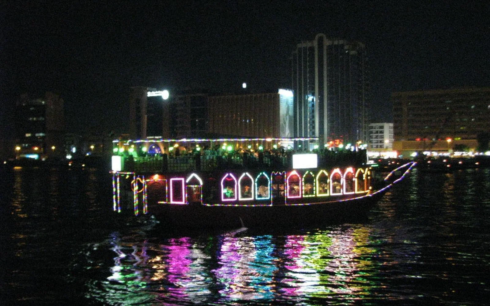Mit dem Boot durch Dubais Abend - Creek Vibes und Citylights