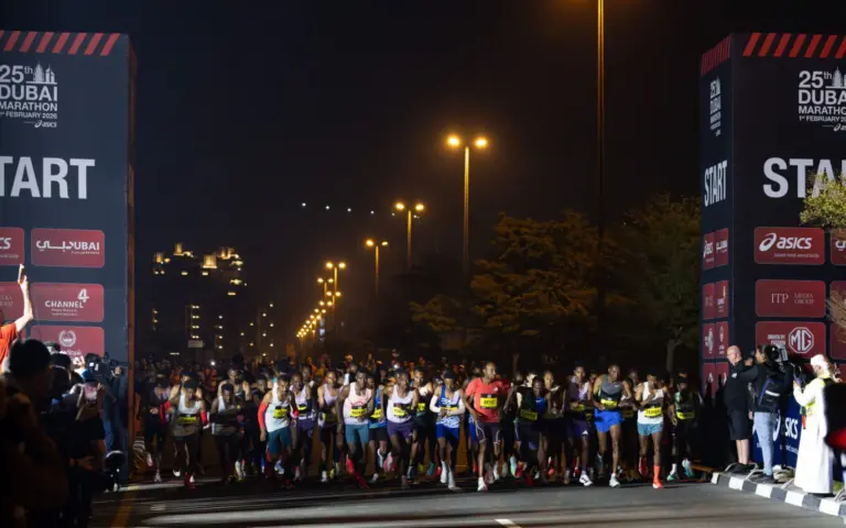 Um 6 Uhr fällt der Startschuss für die Weltelite – Gänsehaut zum Auftakt des Dubai Marathons