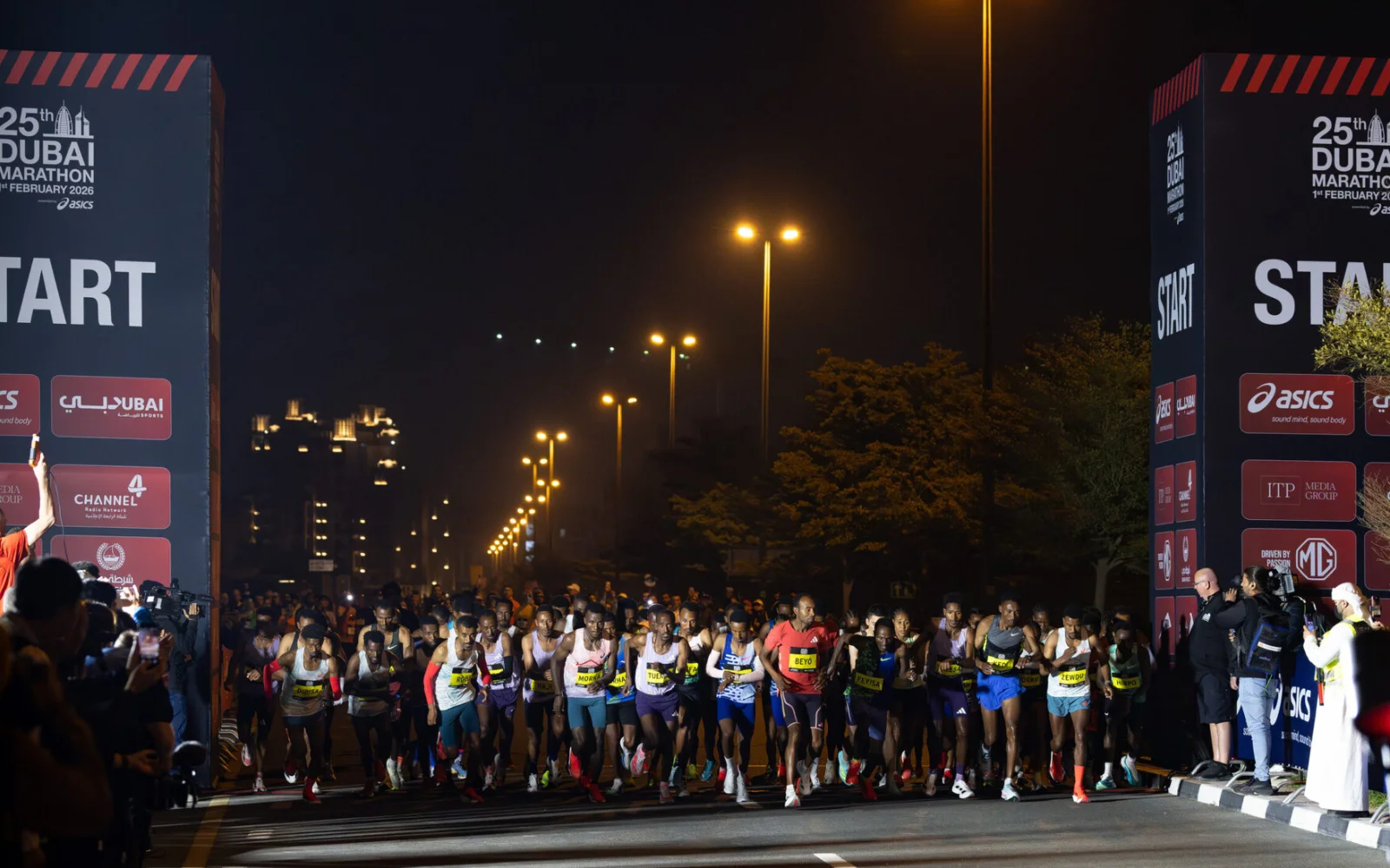 Um 6 Uhr fällt der Startschuss für die Weltelite – Gänsehaut zum Auftakt des Dubai Marathons